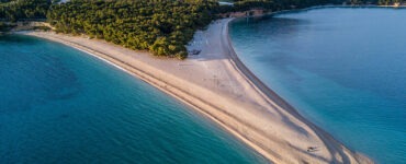 Pláž Zlatni Rat v Chorvatsku