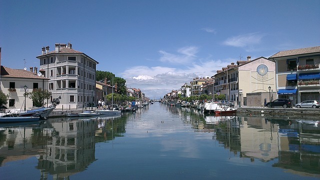 Kanál ve městě Grado, Itálie